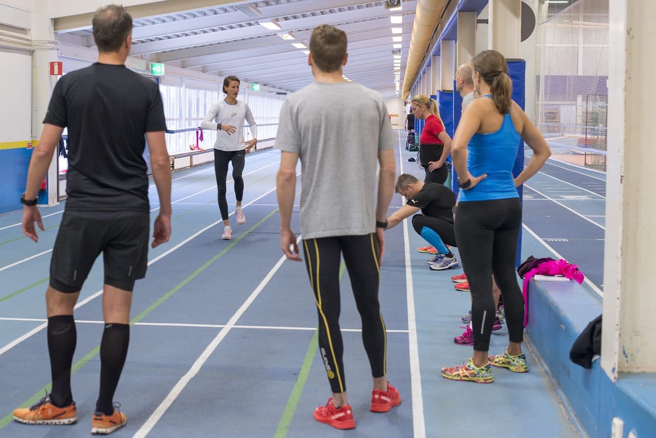 Studenterna samlade på banan under en genomgång med läraren