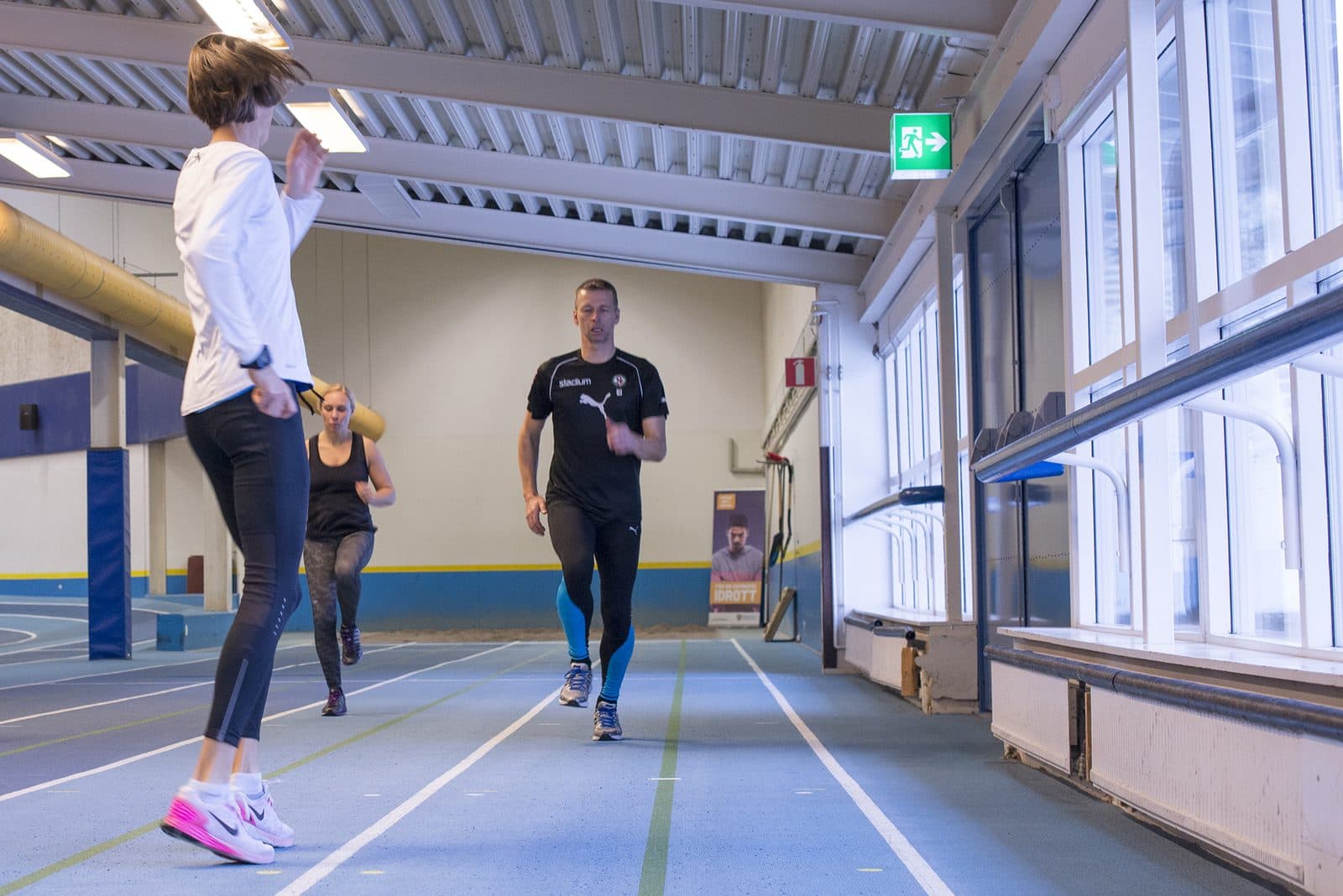 Malin Ewerlöf springer mot kameran på löparbanan i friidrottshallen på Bosön