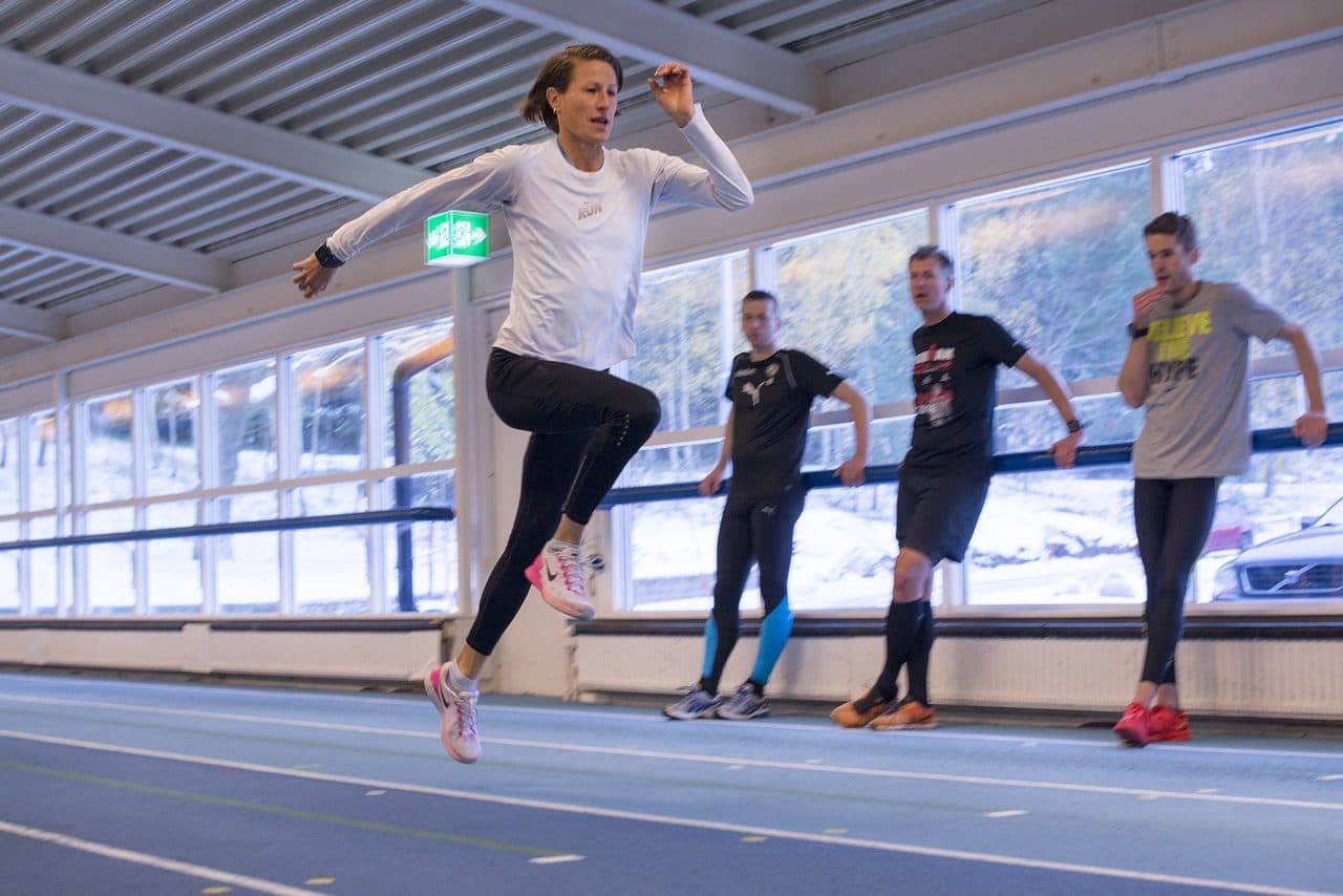 Malin Ewerlöf visar ett hopp med högt knä framför studenterna