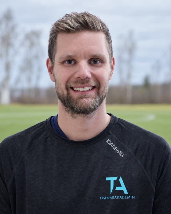Christian Ahlsen, porträtt utomhus vid fotbollsplanen