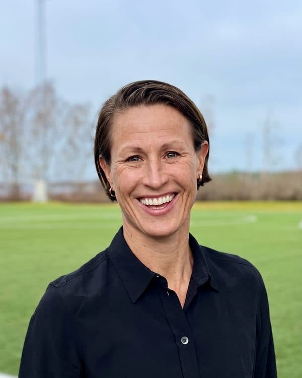 Malin Ewerlöf, porträtt utomhus vid fotbollsplanen