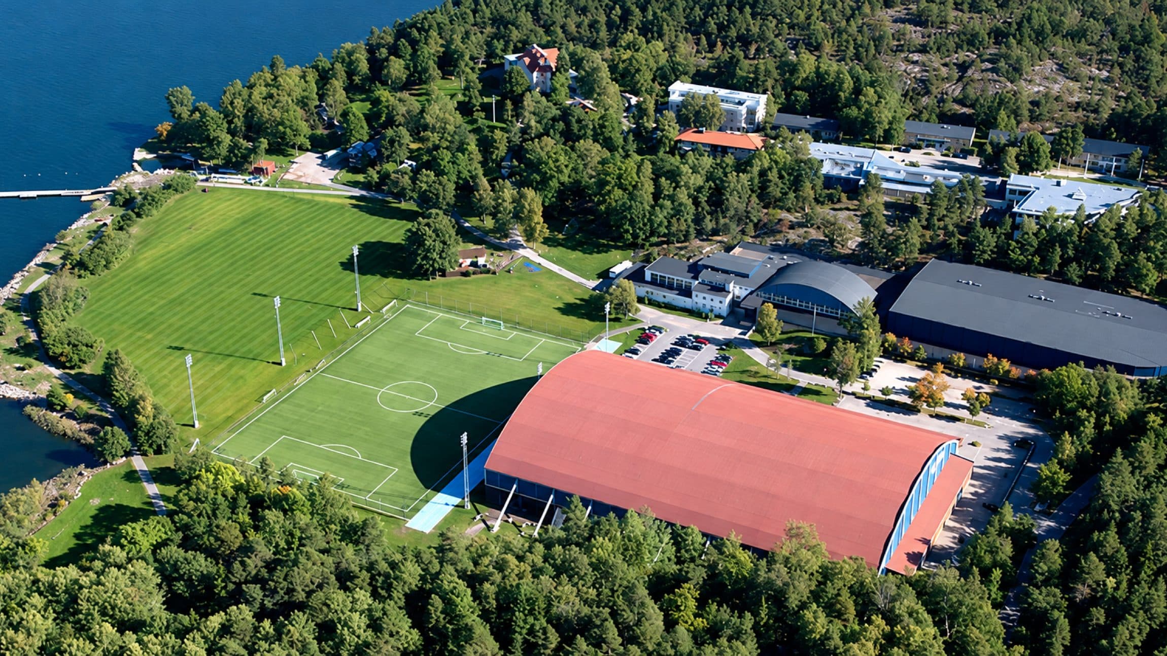 Bosön från luften: fotbollsplanen, hallarna och vattnet