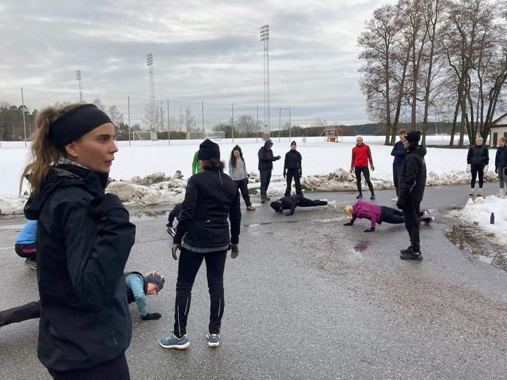 Studenter tränar utomhus på Bosön under vintern
