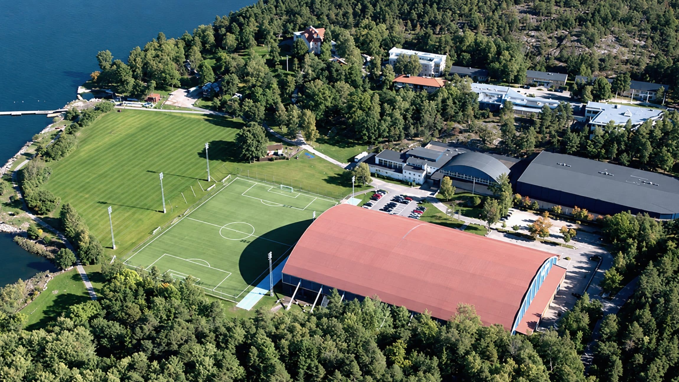Bosön från luften: fotbollsplanen, hallarna och vattnet