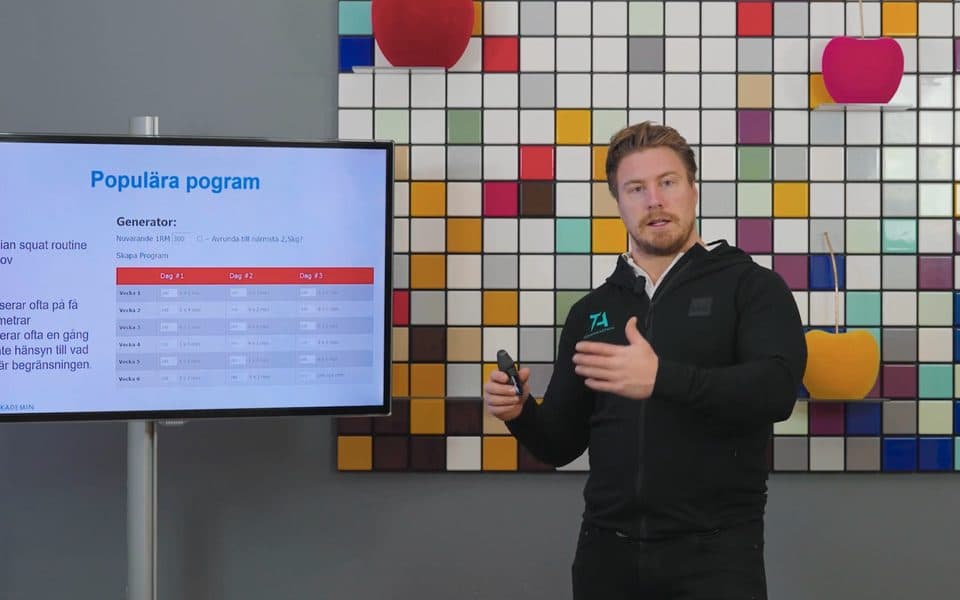 Stefan Ågren undervisar om programdesign för maxstyrka