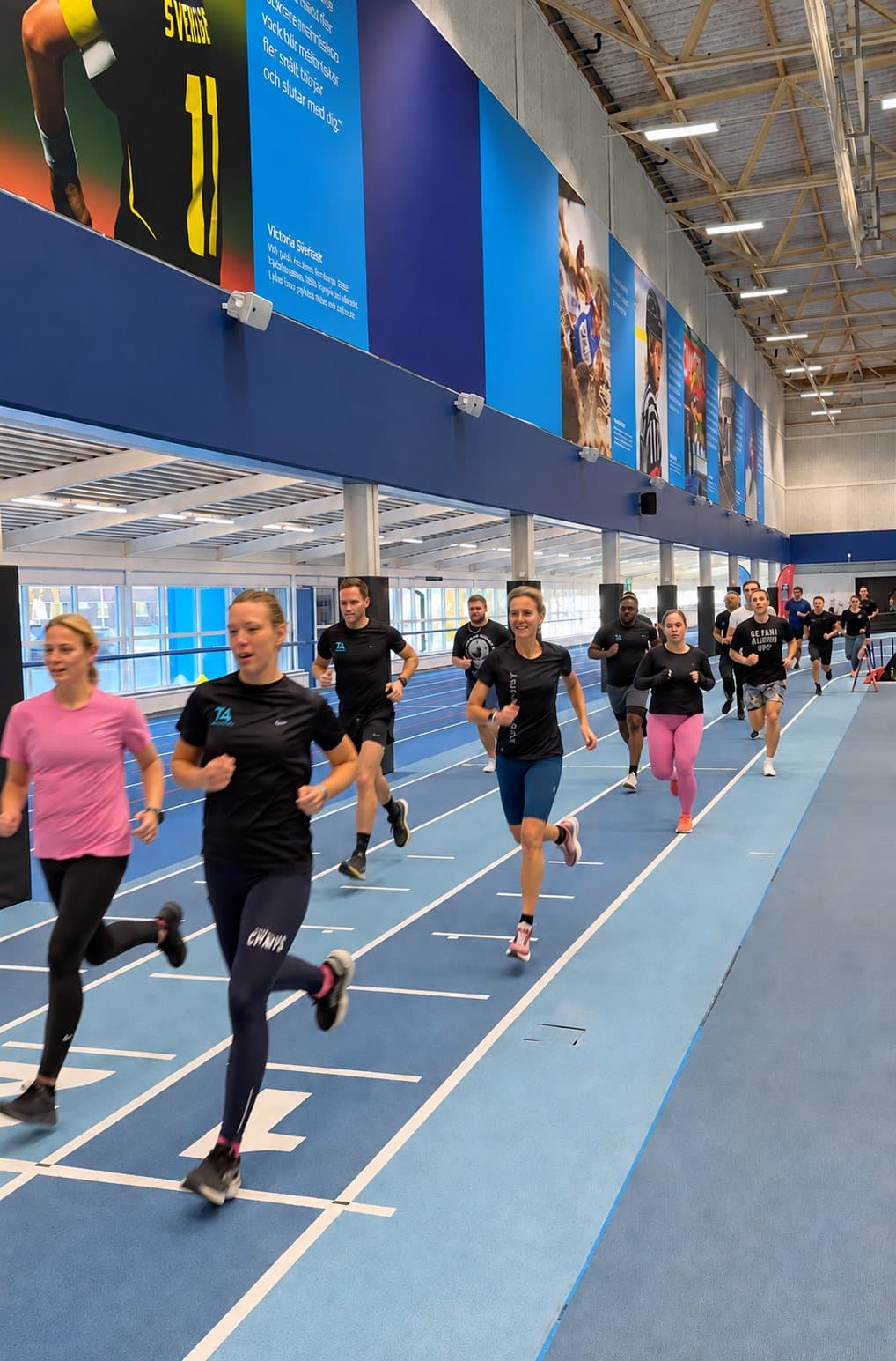 En grupp studenter springer tillsammans på inomhusbanan på Bosön
