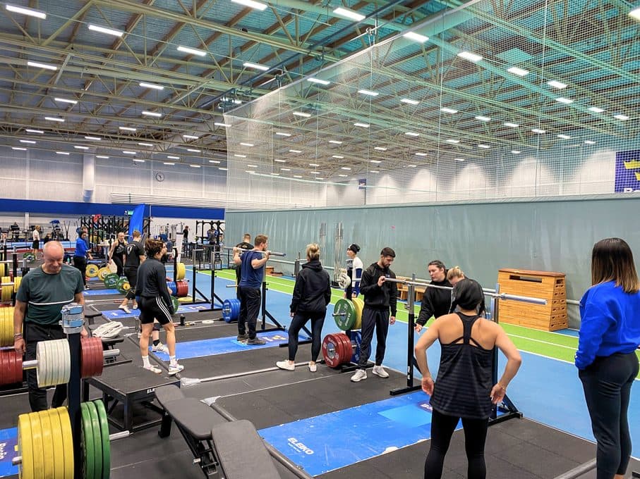 Studenter övar med skivstång på flera plattformar i Framgångshallen på Bosön