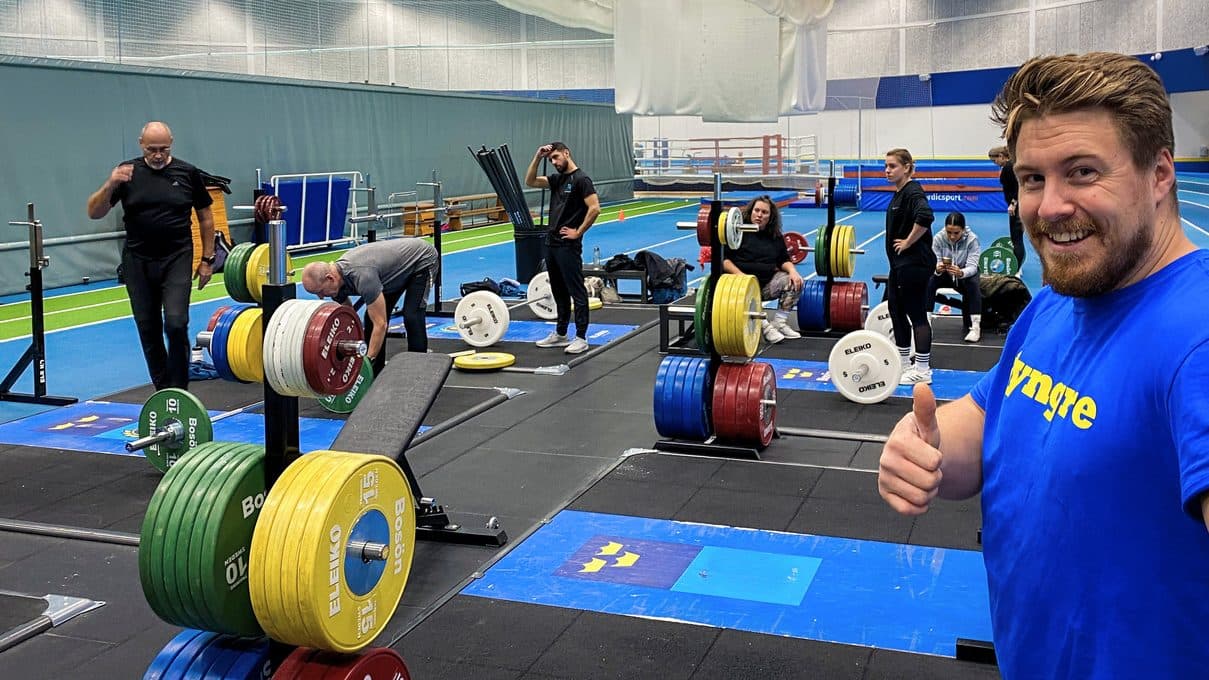 Stefan Ågren gör tummen upp medan klassen tränar på plattformarna
