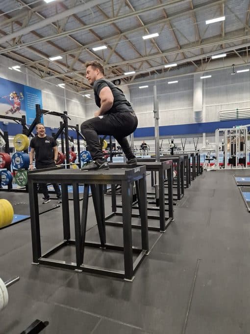 Stefan Ågren visar en hoppövning på lådor i Framgångshallen
